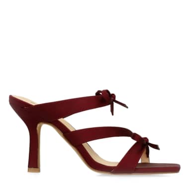 Sacha Bordeaux rode sandalen met hak en strikjes