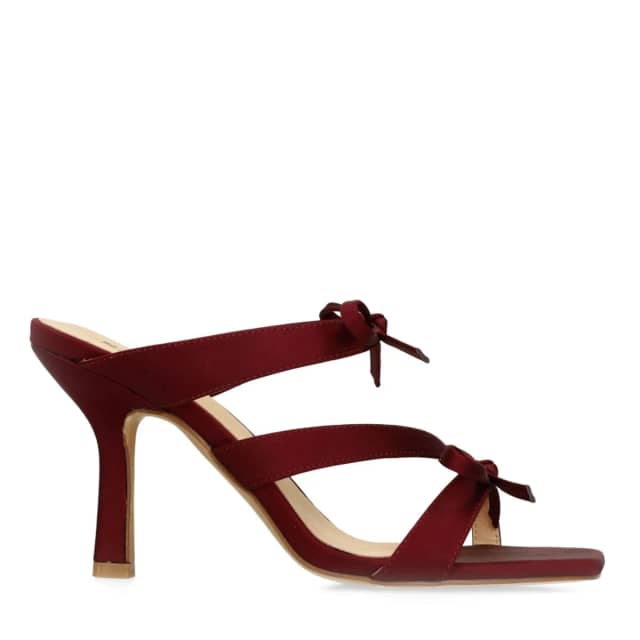 Sacha Bordeaux rode sandalen met hak en strikjes