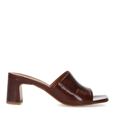Manfield Bruine Lakleren Sandalen Met Hak
