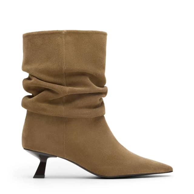 Sacha Beige suède slouchy enkellaarsjes met hak