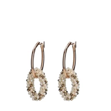 Manfield Goudkleurige Oorbellen Met Beige Glaskralen Hangers