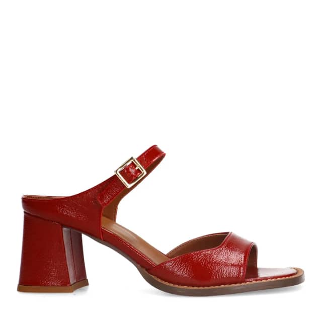 Manfield Rode Lakleren Sandalen Met Hak Met Gespsluiting